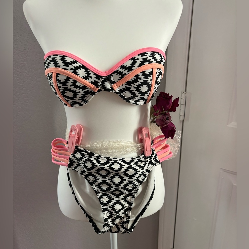 Xhilaration | great used bikini swimsuit. Strapless, art deco. Sz medium on both - Picture 2 of 15